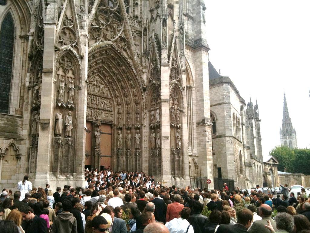 Sortie de la cérémonie, place de la Calende